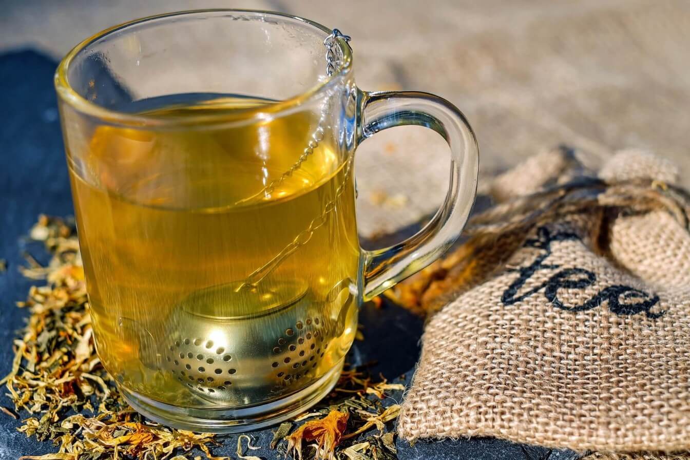 Tisanes règles douloureuses : le top 7 des plantes qui soulagent vraiment - Tranquille les Filles